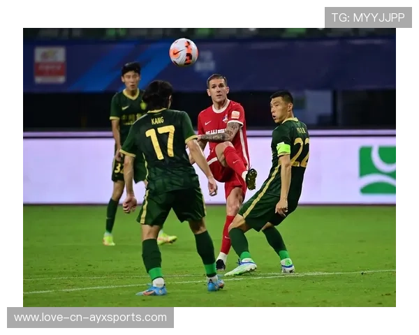 足球中超边路突破直冲底线传中成功：用一双战靴书写进攻新篇章